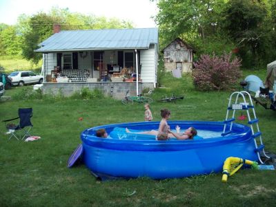 kiddie pool at Hairnt Quarters
